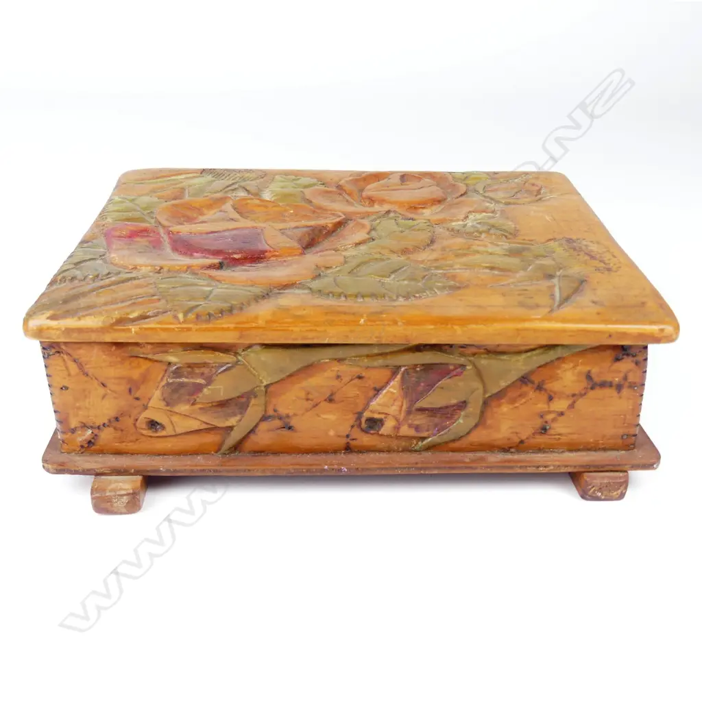 A Jane Brenkley carved wood trinket box Image 1++