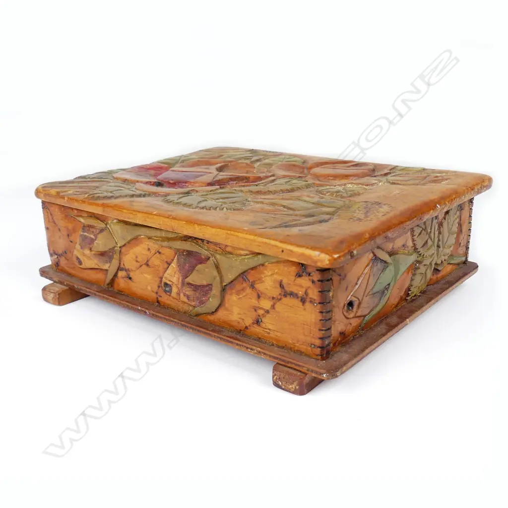 A Jane Brenkley carved wood trinket box Image 1++