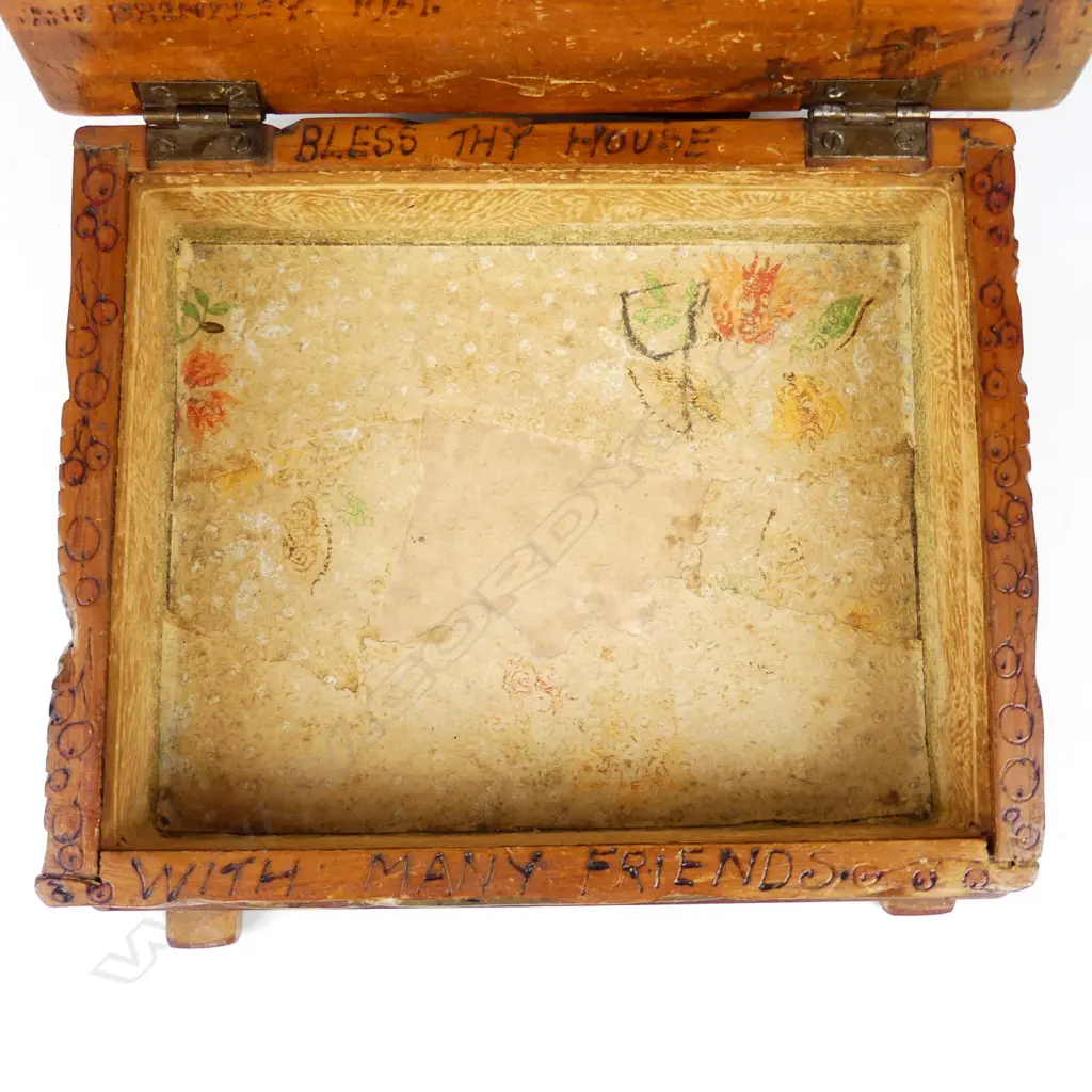 A Jane Brenkley carved wood trinket box Image 1++