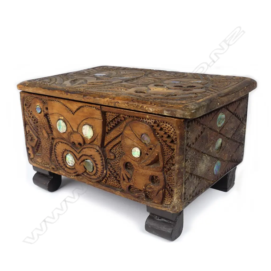 A Jane Brenkley Maori carved wood trinket box Image 1++
