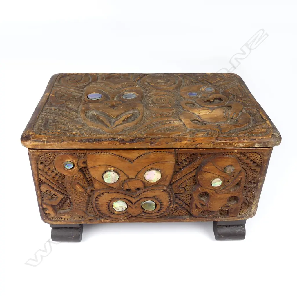 A Jane Brenkley Maori carved wood trinket box Image 1++