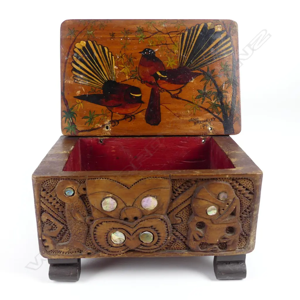 A Jane Brenkley Maori carved wood trinket box Image 1++