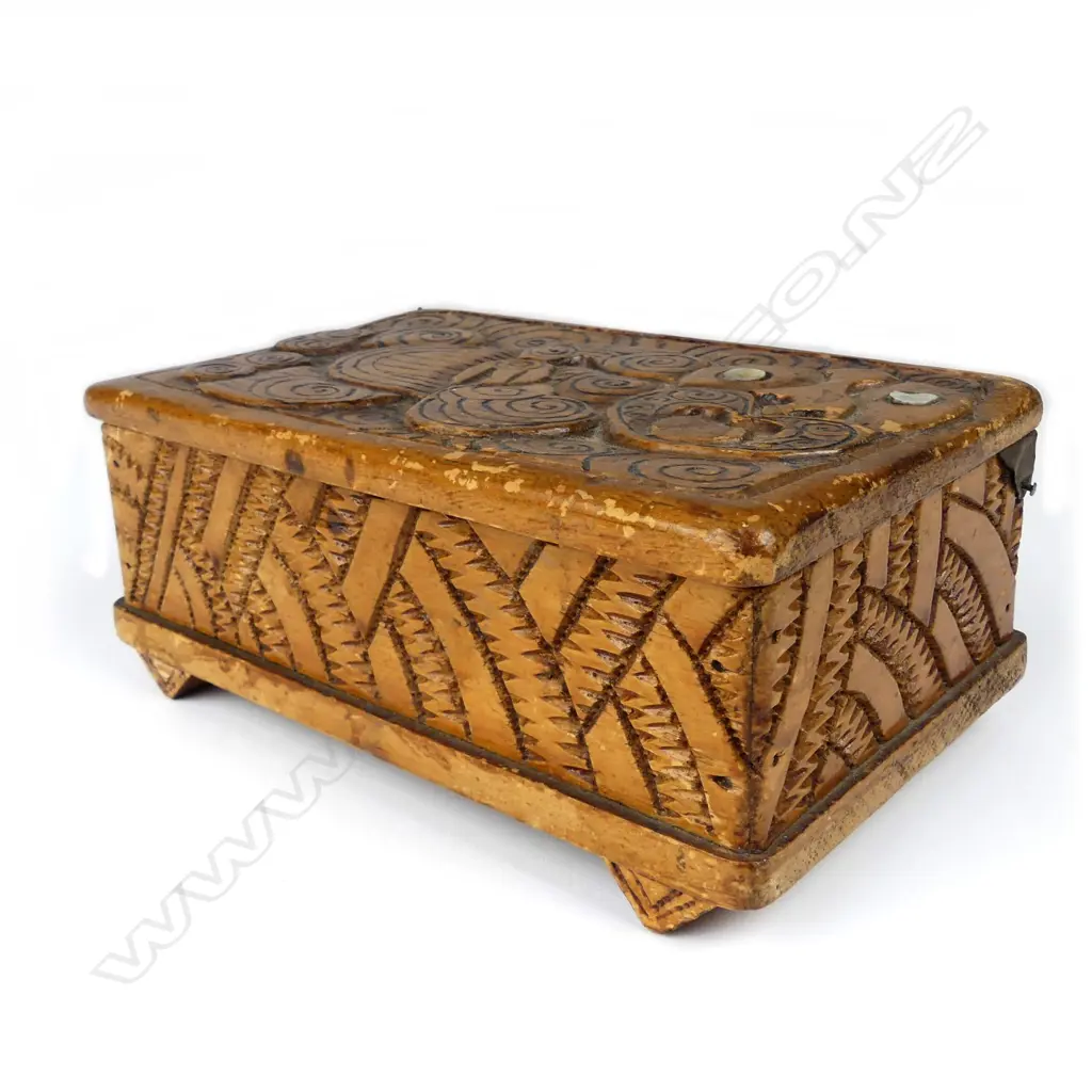 A Jane Brenkley Maori carved wood trinket box Image 1++