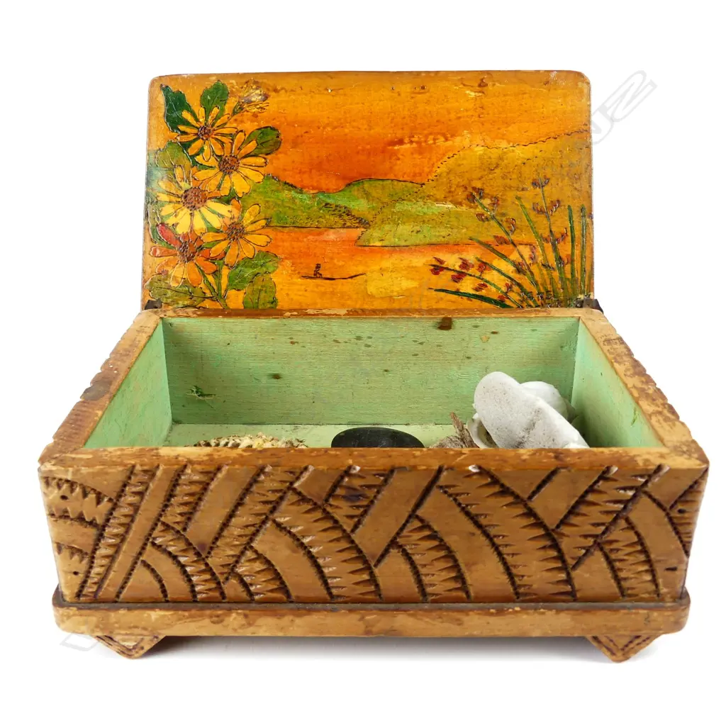 A Jane Brenkley Maori carved wood trinket box Image 1++