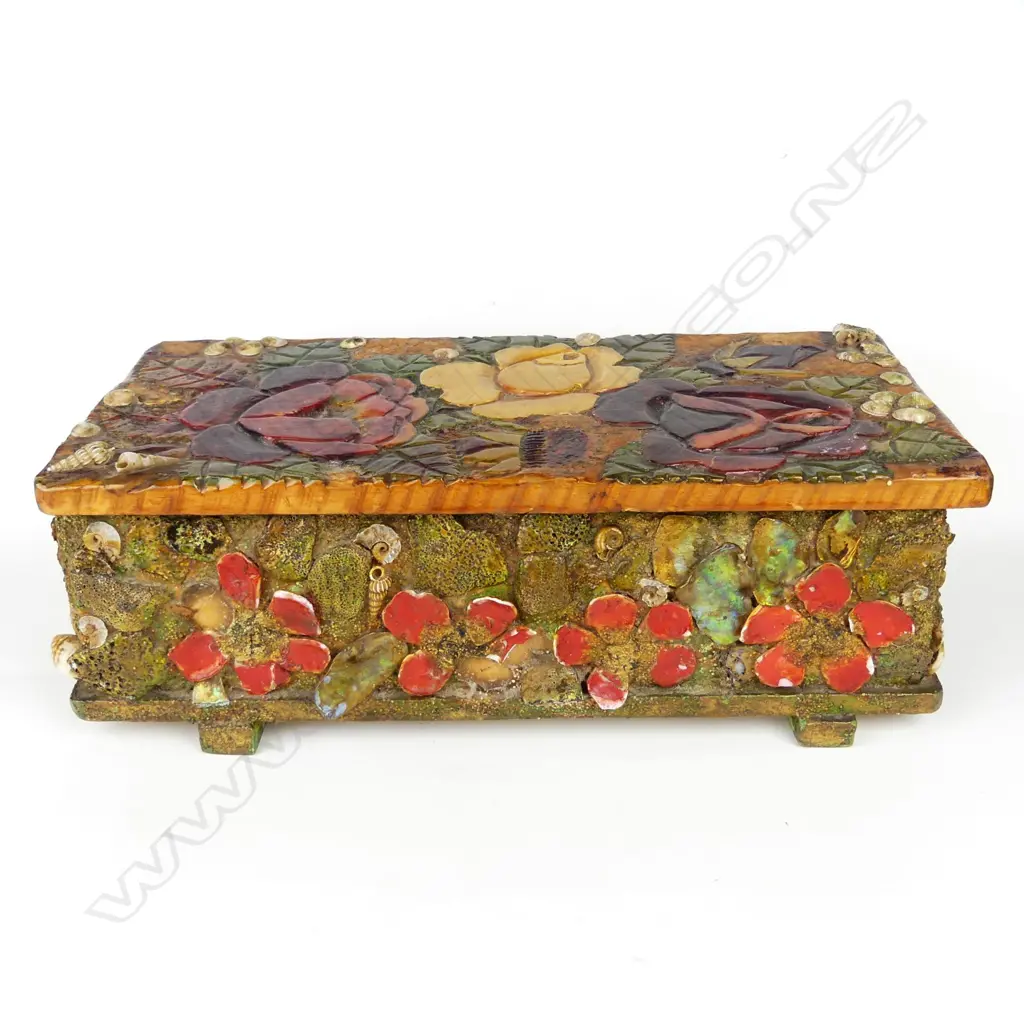A Jane Brenkley carved and painted box Image 1++