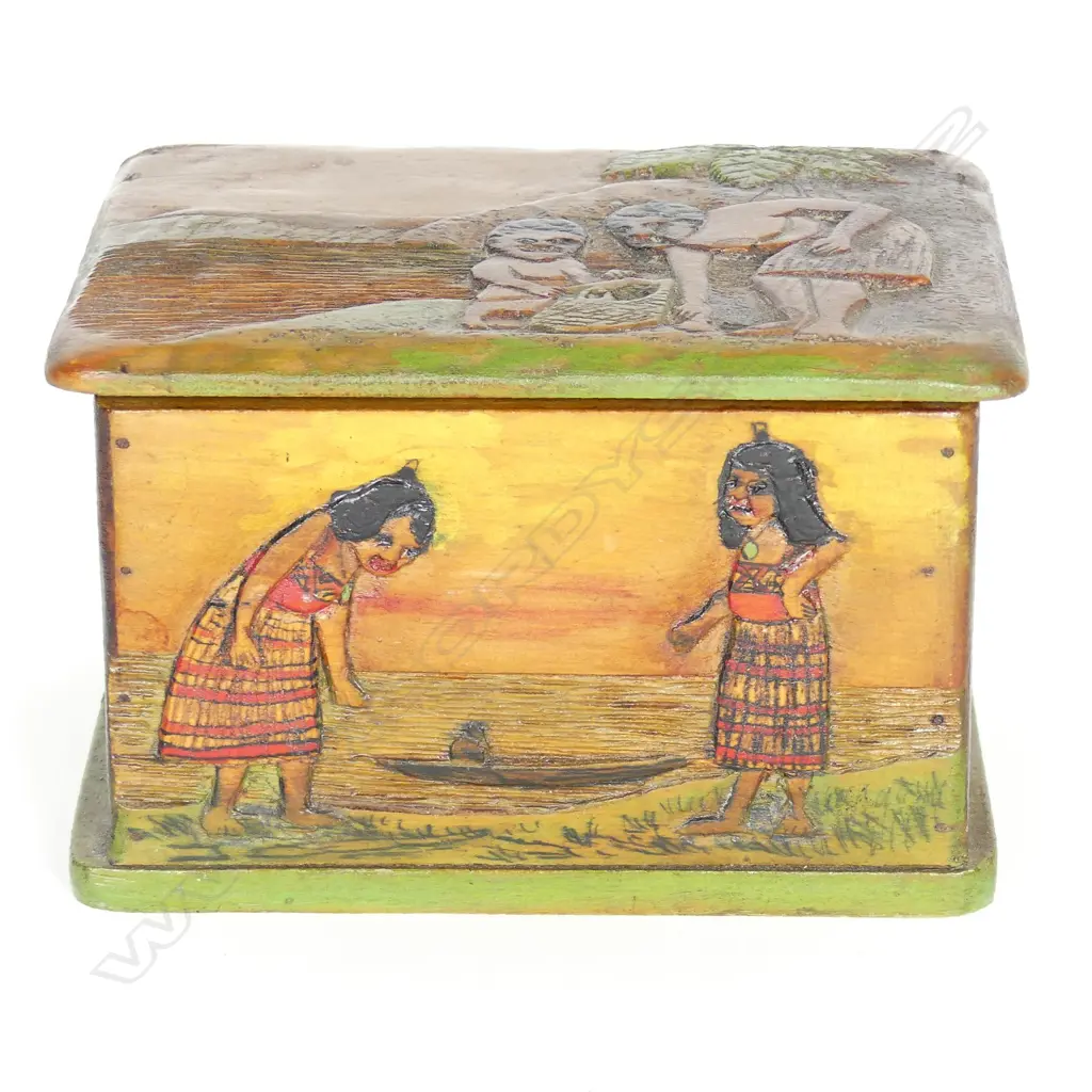 A Jane Brenkley Maori carved small box Image 1++