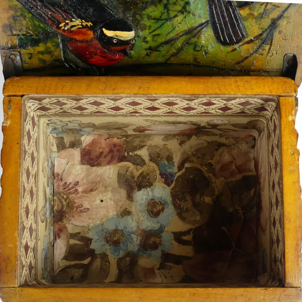 A Jane Brenkley Maori carved small box Image 1++
