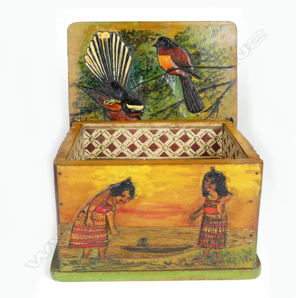 A Jane Brenkley Maori carved small box Image 1++