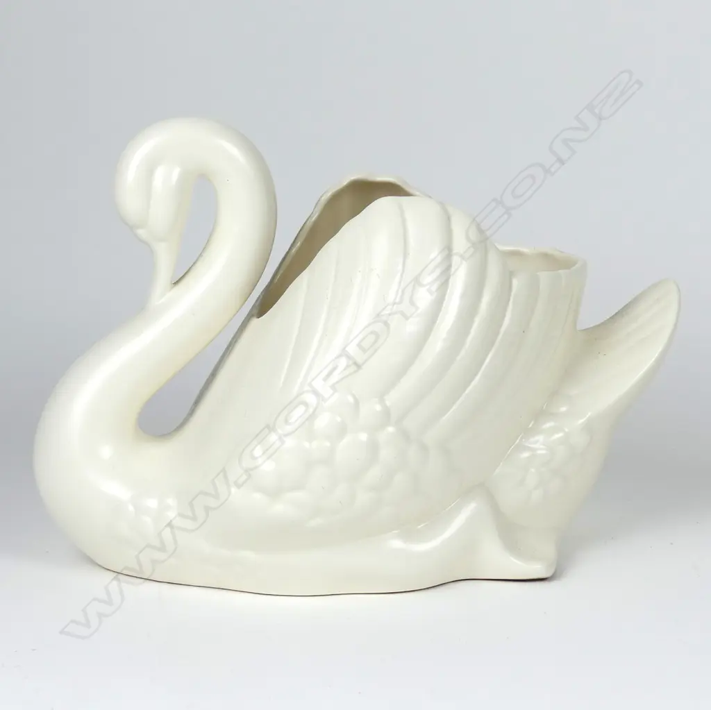 A large Crown Lynn white swan Image 1++