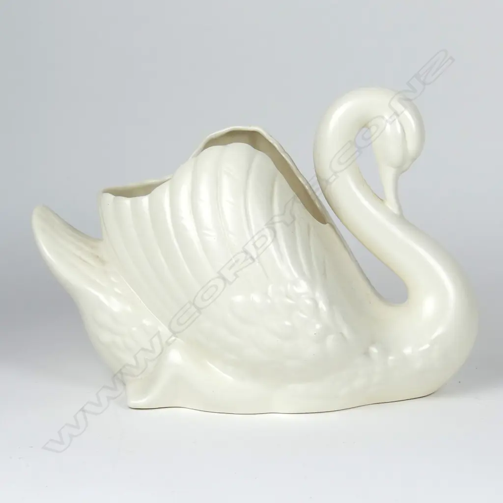 A large Crown Lynn white swan Image 1++