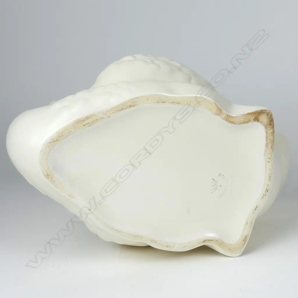 A large Crown Lynn white swan Image 1++