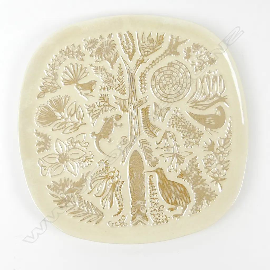 A Crown Lynn Potteries 'Legend' plate Image 1++