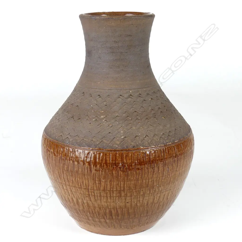 A Crown Lynn Arthur Rhodes vase Image 1++