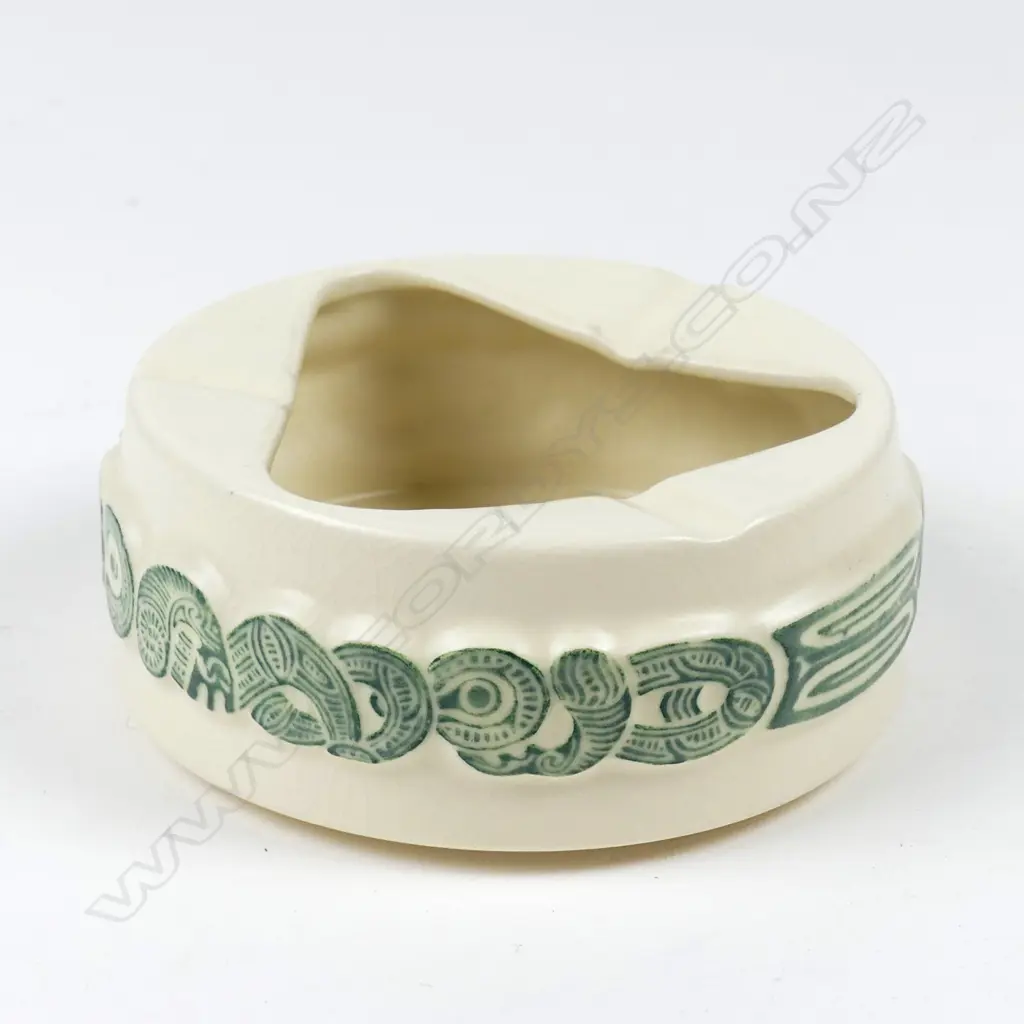 A Crown Lynn circular ashtray Image 1++