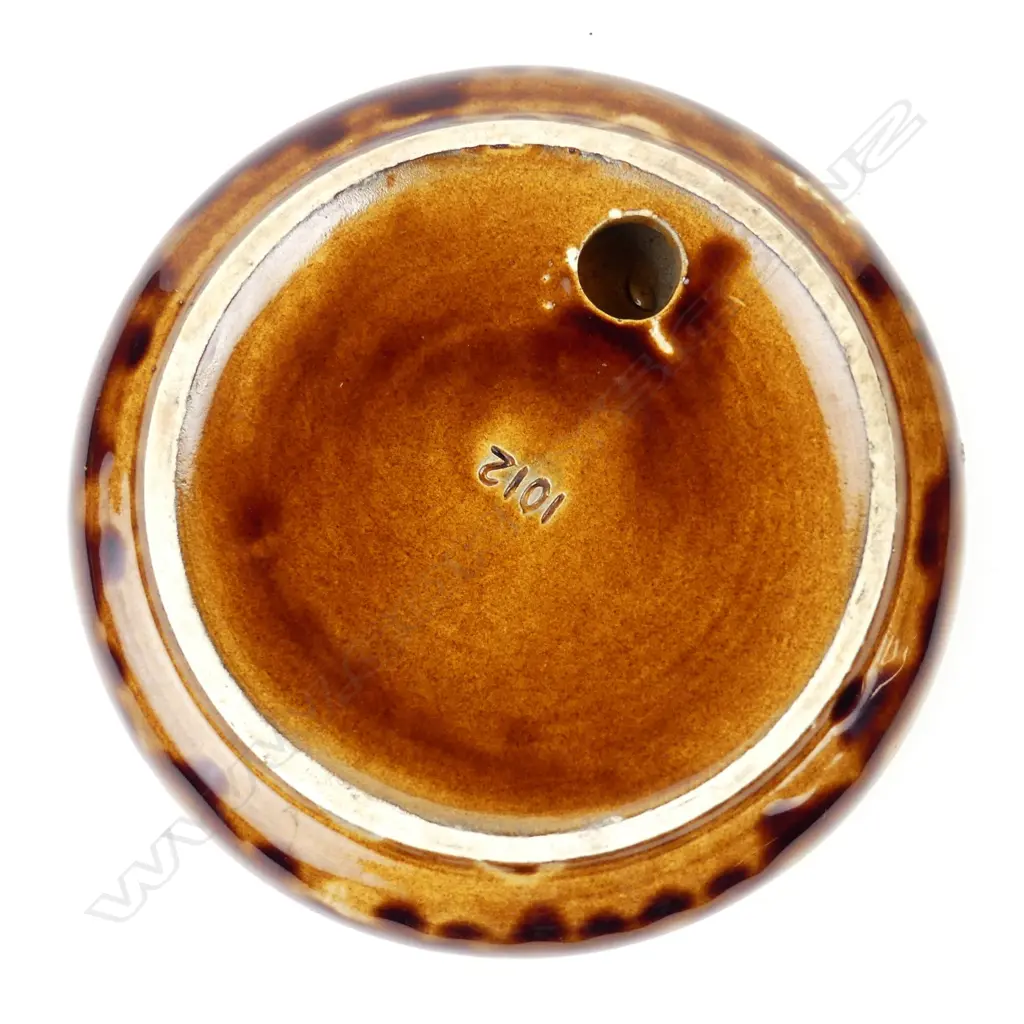 A Crown Lynn Wharetana ashtray Image 1++