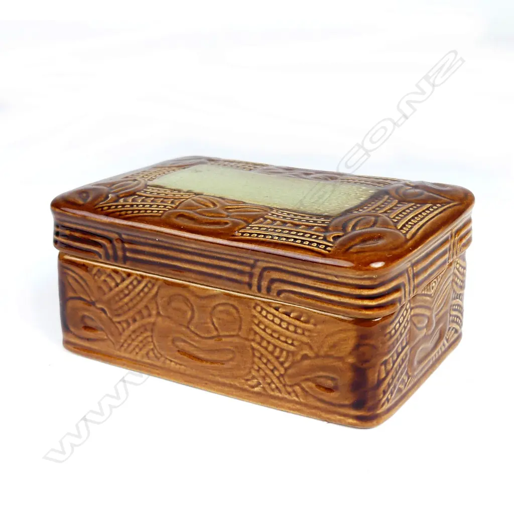 A Crown Lynn Wharetana ware trinket box Image 1++