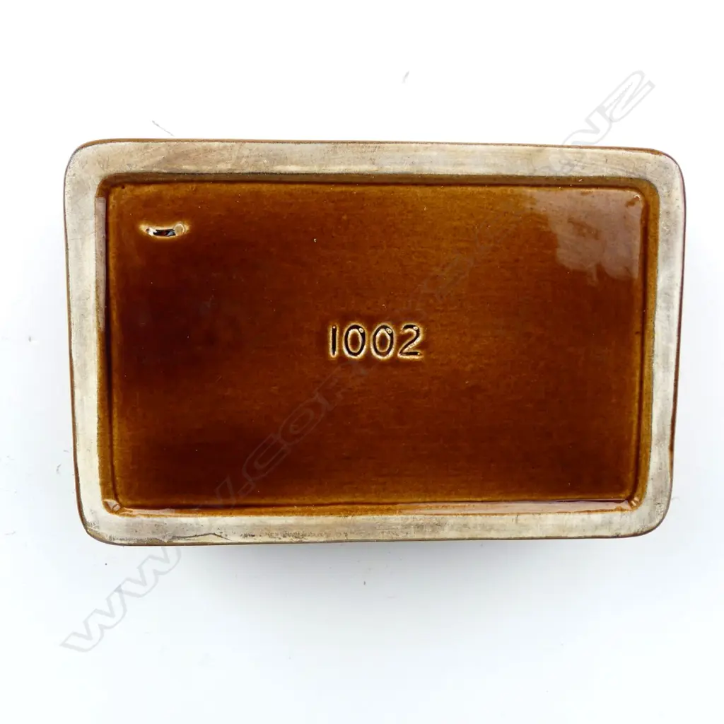 A Crown Lynn Wharetana ware trinket box Image 1++