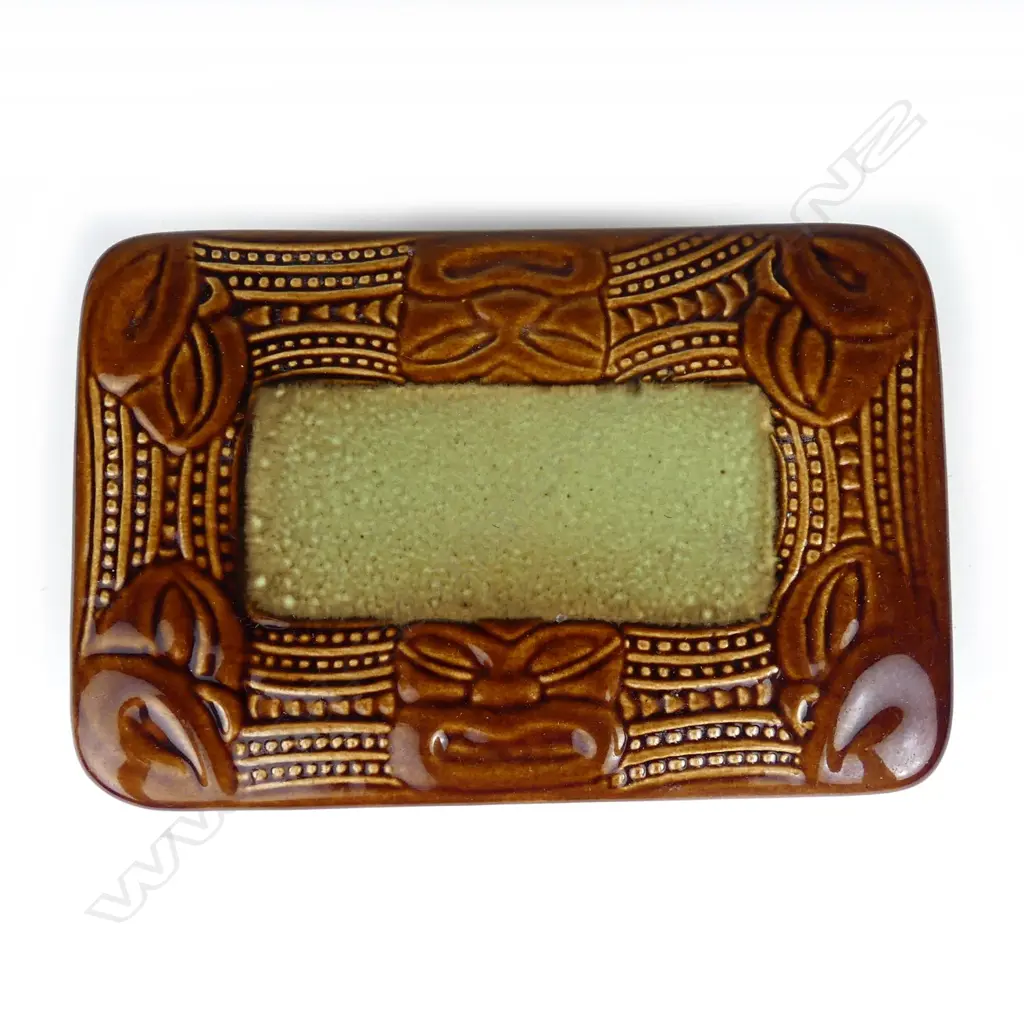 A Crown Lynn Wharetana ware trinket box Image 1++