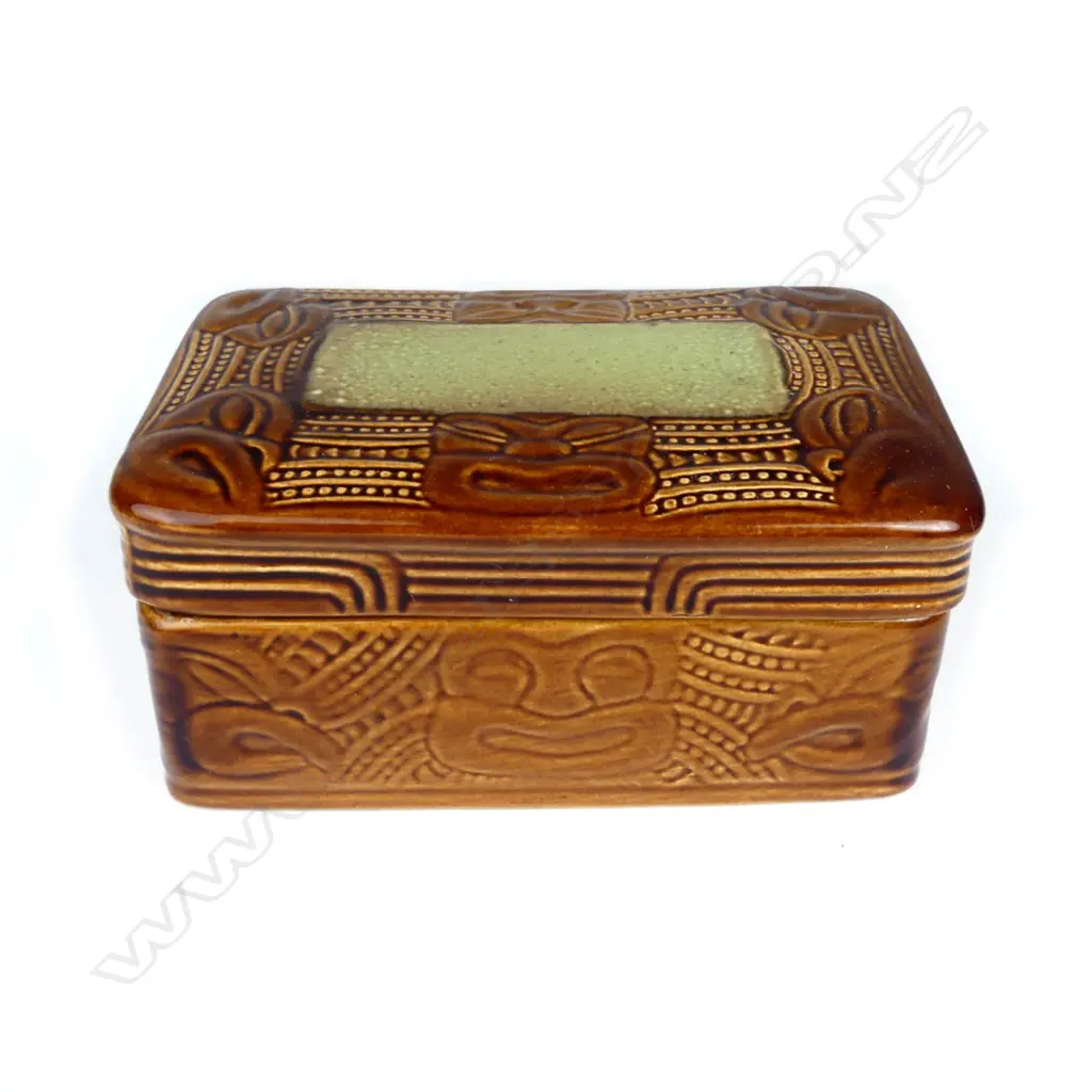 A Crown Lynn Wharetana ware trinket box Image 1++