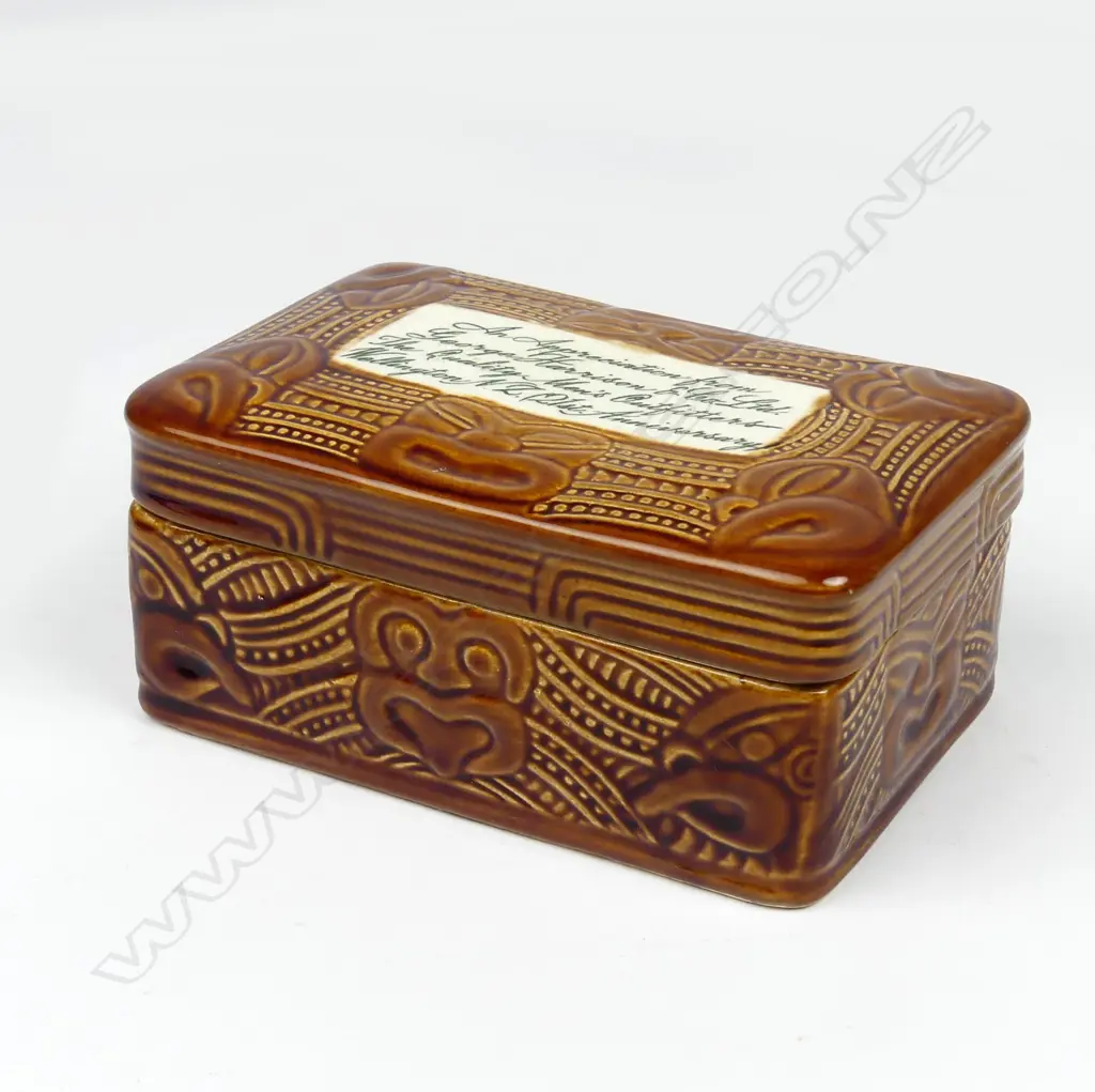 A Crown Lynn Wharetana ware trinket box Image 1++