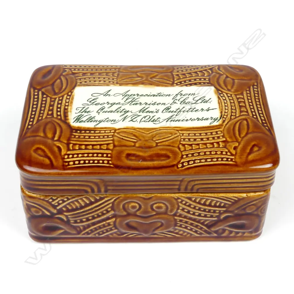 A Crown Lynn Wharetana ware trinket box Image 1++