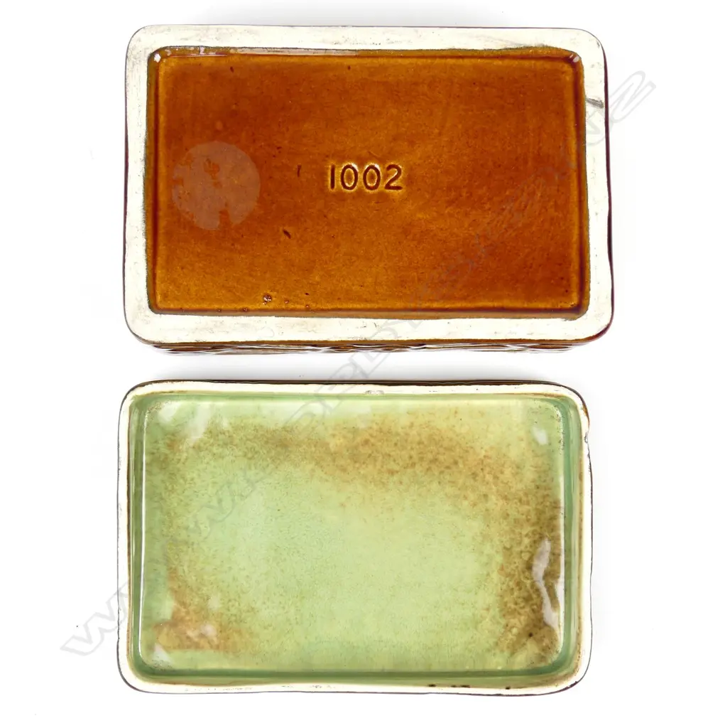 A Crown Lynn Wharetana ware trinket box Image 1++