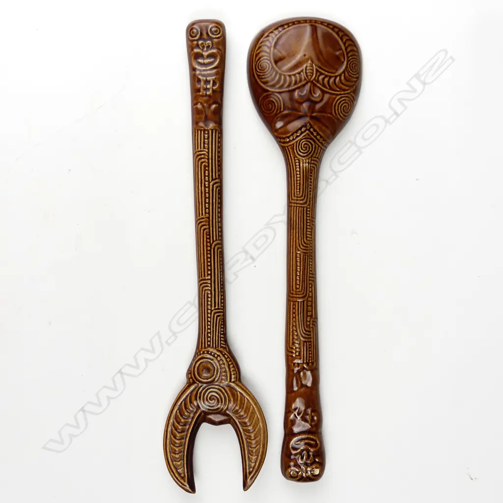 A rare pair of Crown Lynn Wharetana ware salad servers Image 1++