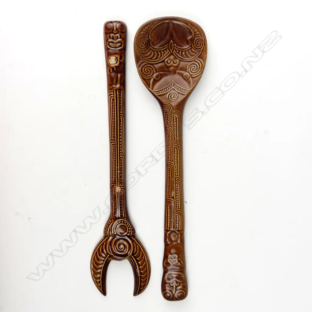 A rare pair of Crown Lynn Wharetana ware salad servers Image 1++