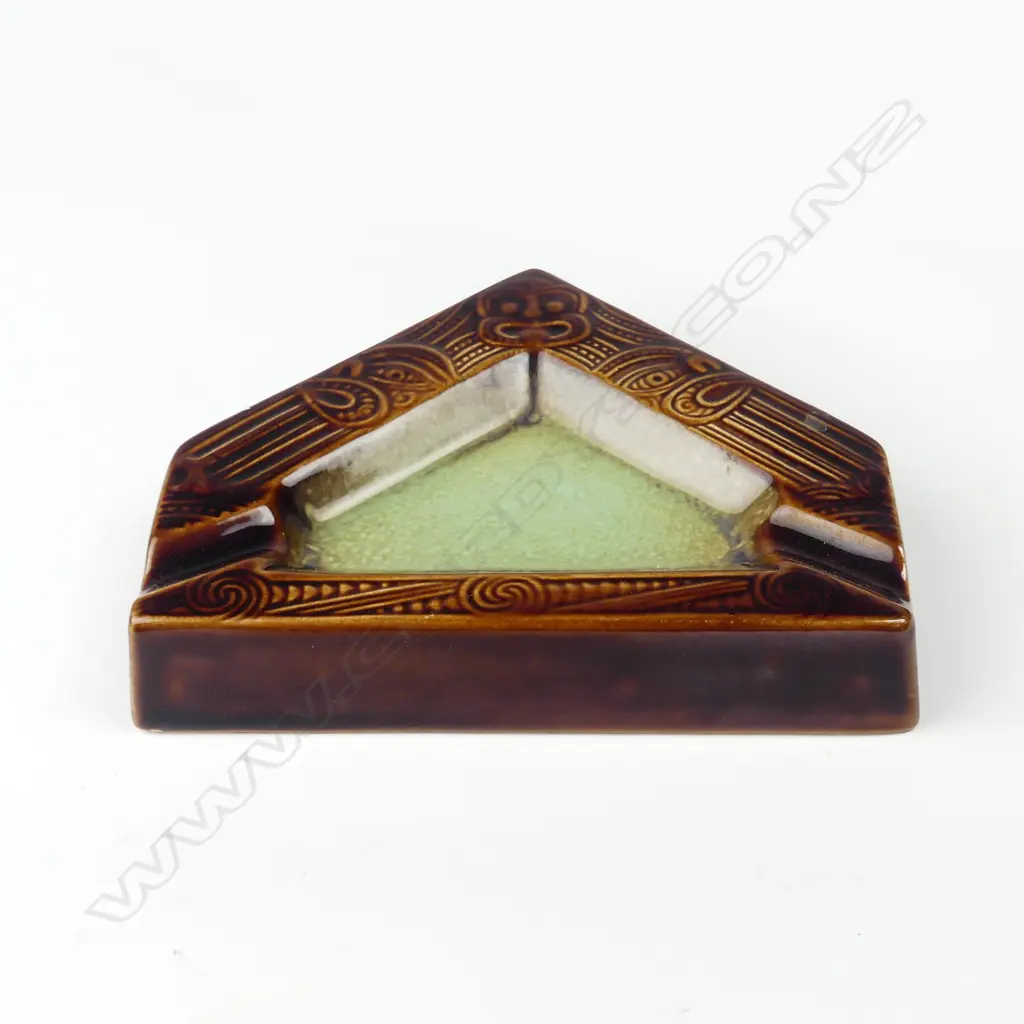 A Crown Lynn Wharetana Ware whare ashtray Image 1++