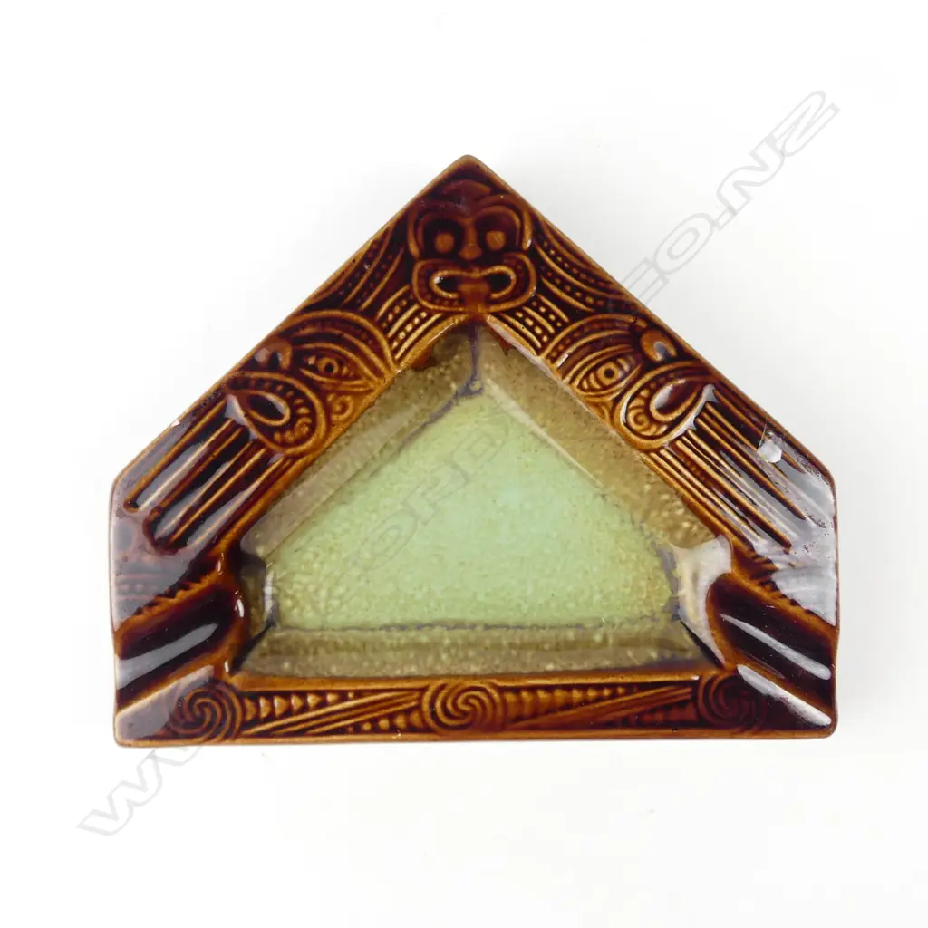 A Crown Lynn Wharetana Ware whare ashtray Image 1++