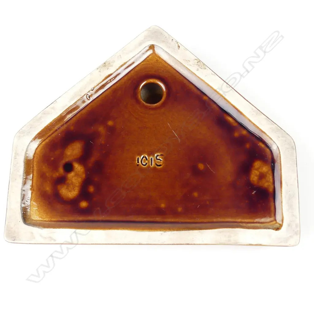 A Crown Lynn Wharetana Ware whare ashtray Image 1++