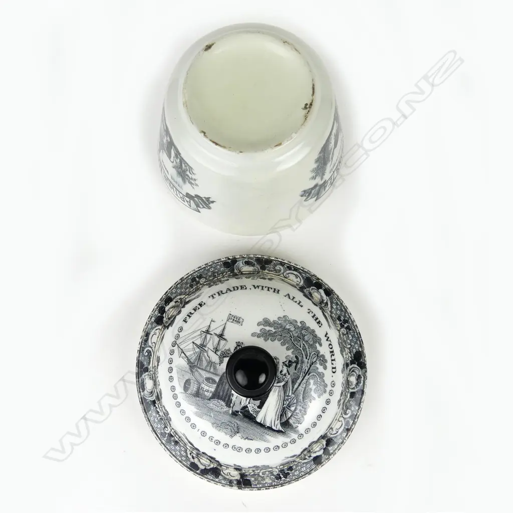 A decorative English stoneware lidded bowl Image 1++