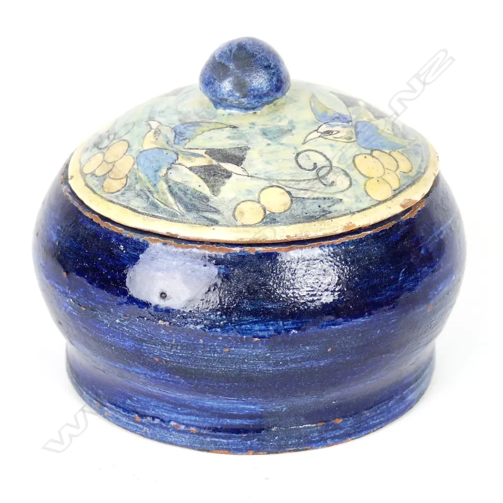 An Elizabeth Lissaman lidded trinket box Image 1++