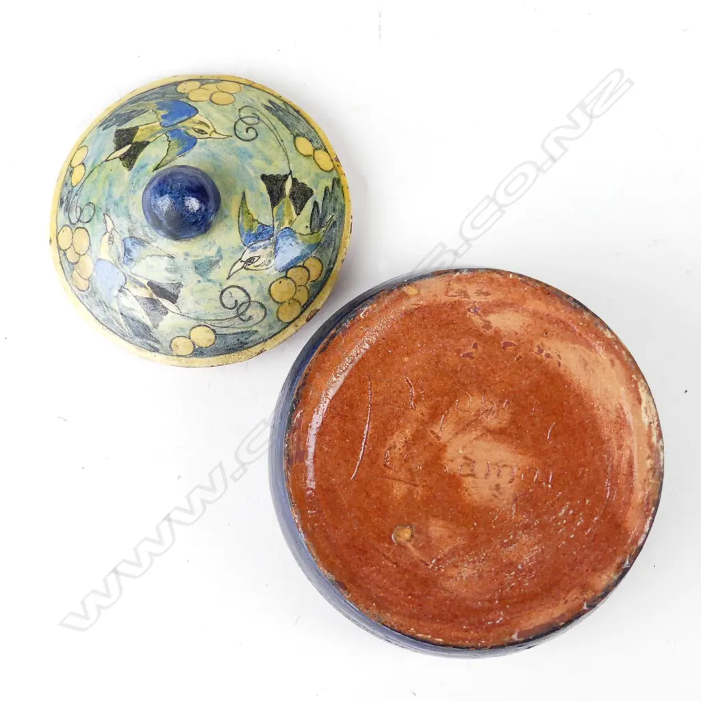 An Elizabeth Lissaman lidded trinket box Image 1++