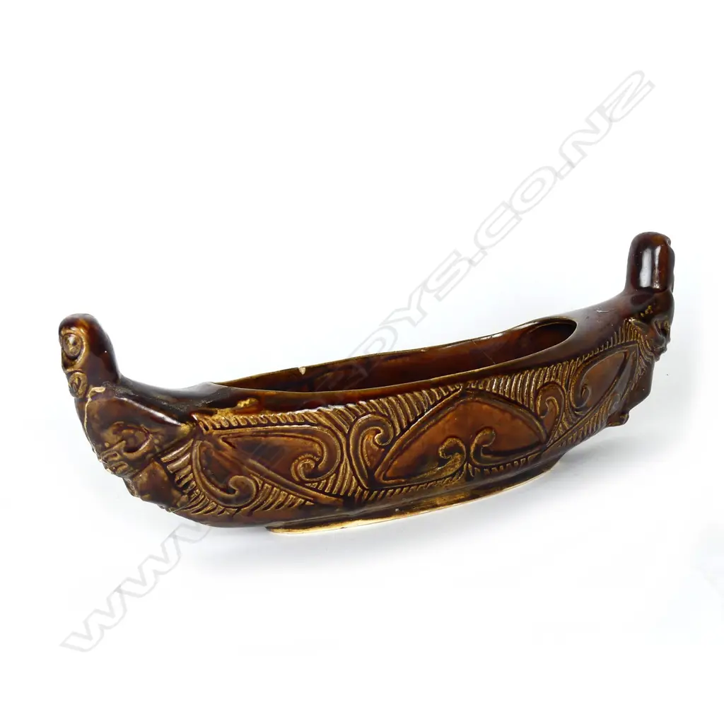 A vintage commercial pottery unknown ceramic Maori canoe Image 1++