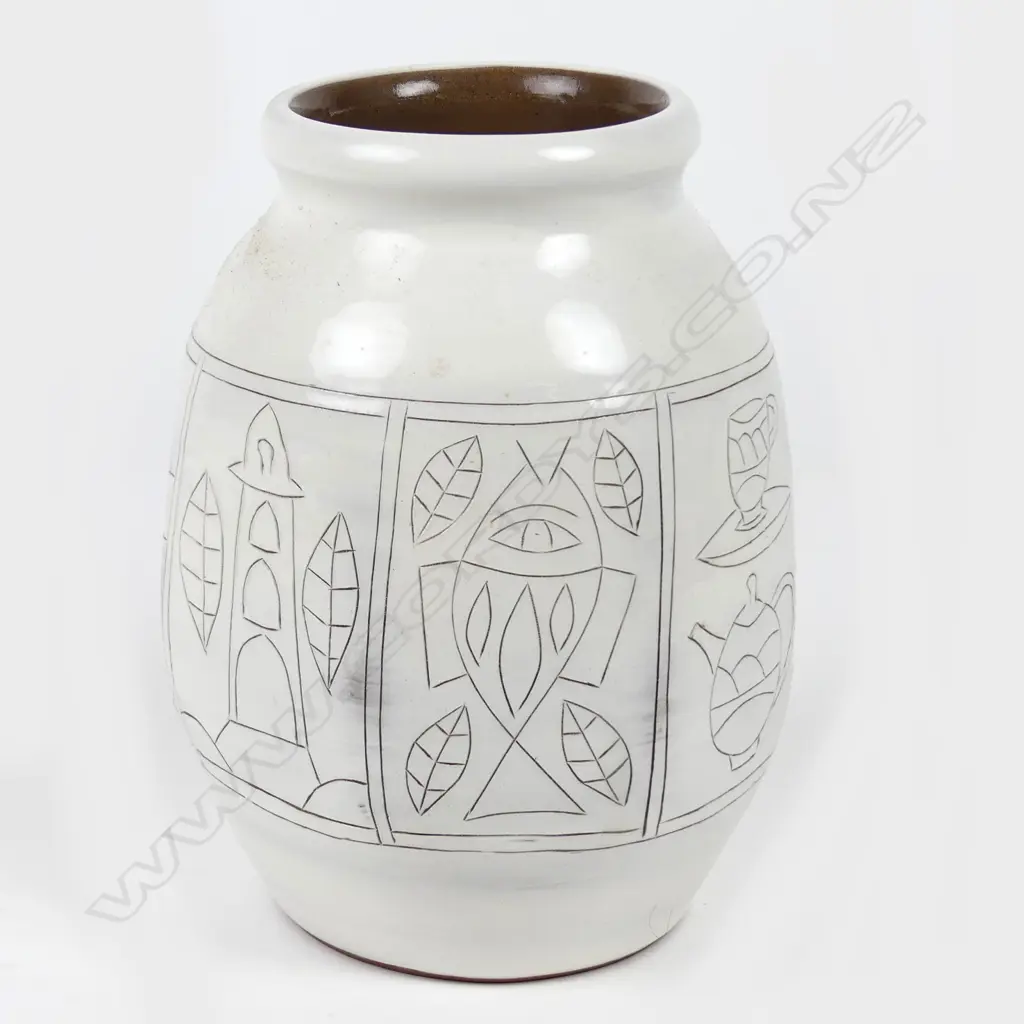 A Stewart Fulljames (Rewa Gallery) whiteware vase Image 1++