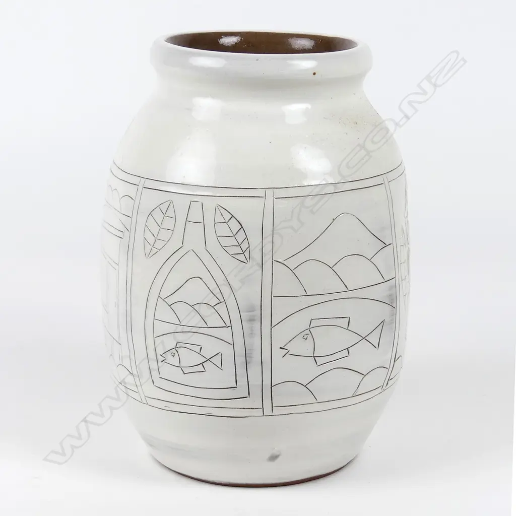 A Stewart Fulljames (Rewa Gallery) whiteware vase Image 1++