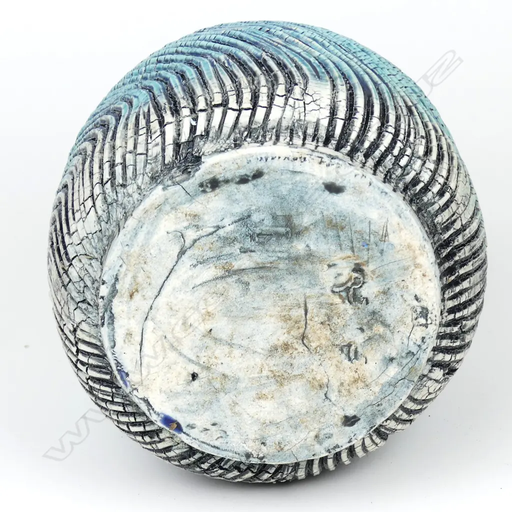 A studio pottery vessel Image 1++