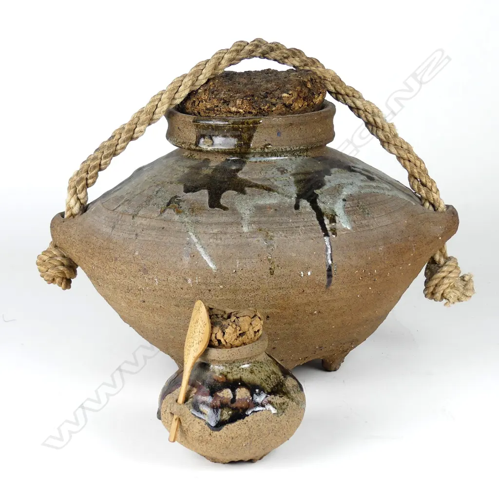 A Pat Perrin large onion pot and another smaller pot Image 1++