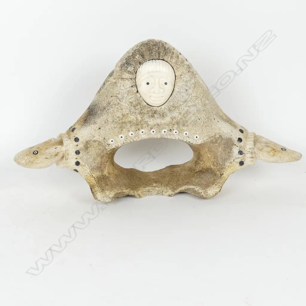 An Inuit bone and mammoth ivory carving Image 1++