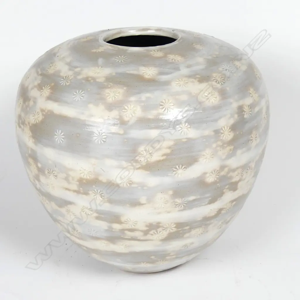 A large pottery vase Image 1++