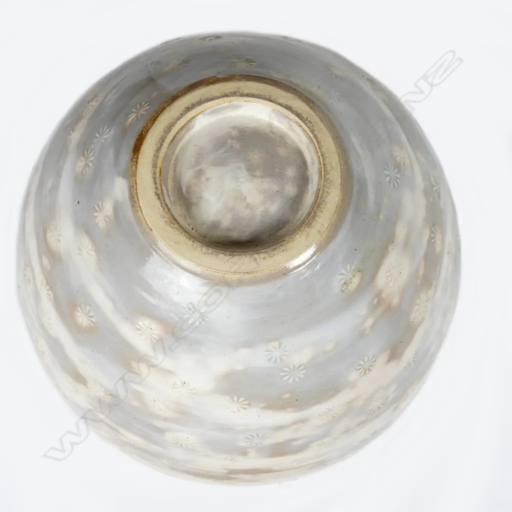 A large pottery vase Image 1++