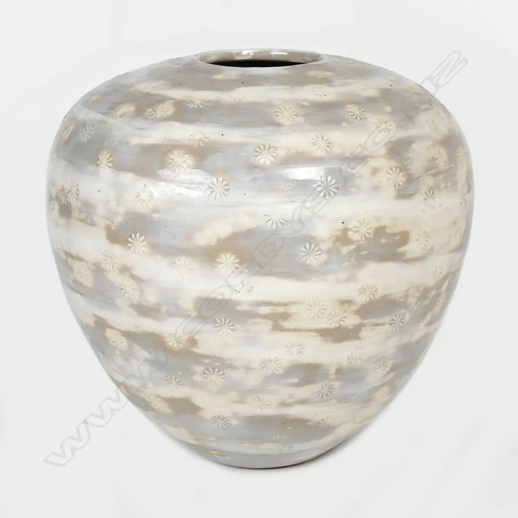 A large pottery vase Image 1++
