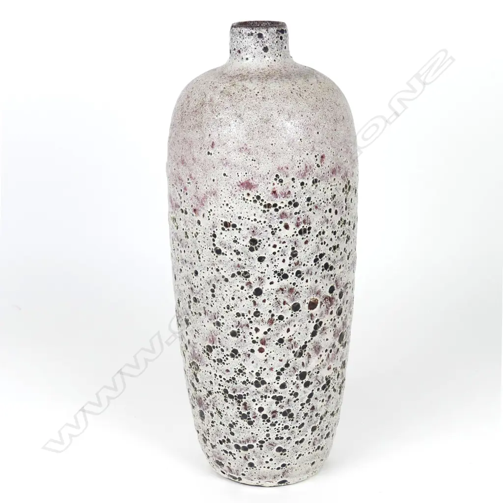 A pottery vase Image 1++