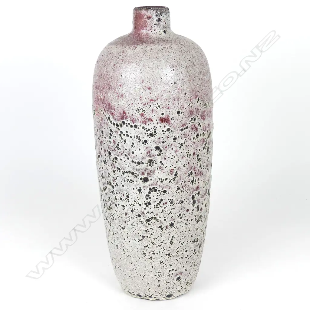 A pottery vase Image 1++