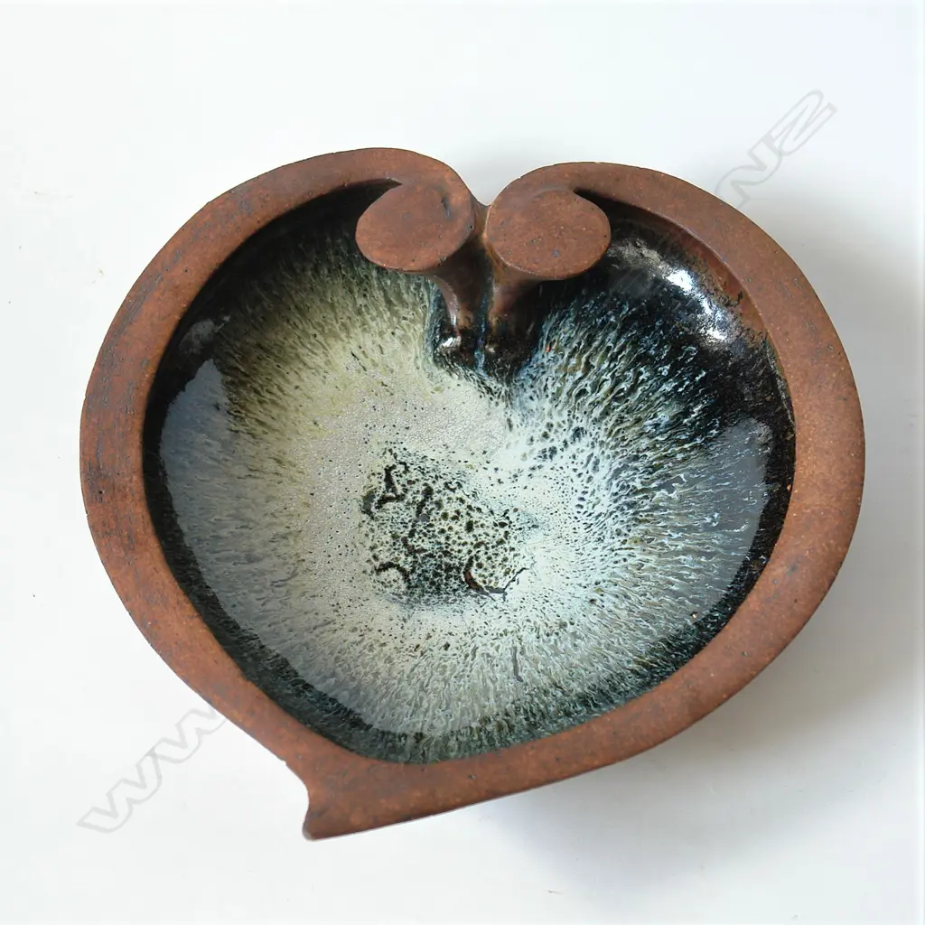 A good large Jim Greig hand built pottery 'unfolding form' bowl Image 1++