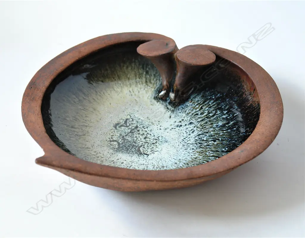 A good large Jim Greig hand built pottery 'unfolding form' bowl Image 1++