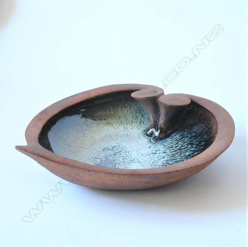 A good large Jim Greig hand built pottery 'unfolding form' bowl Image 1++