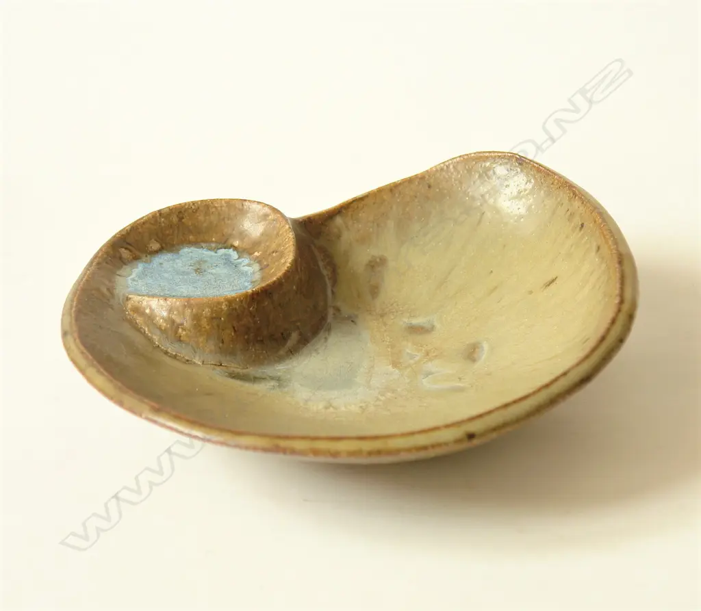 Jim Greig sculpted 'unfolding form' stoneware bowl Image 1++