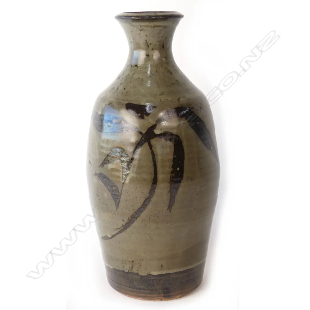 A Harry and May Davis Crewenna Pottery lamp base Image 1++